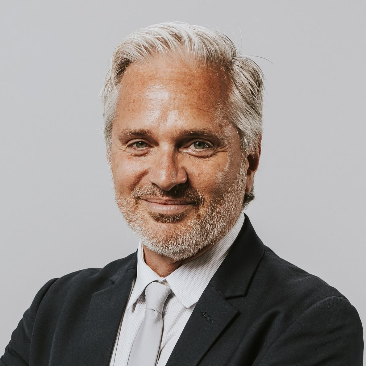 businessman portrait in a studio WUFDDGT